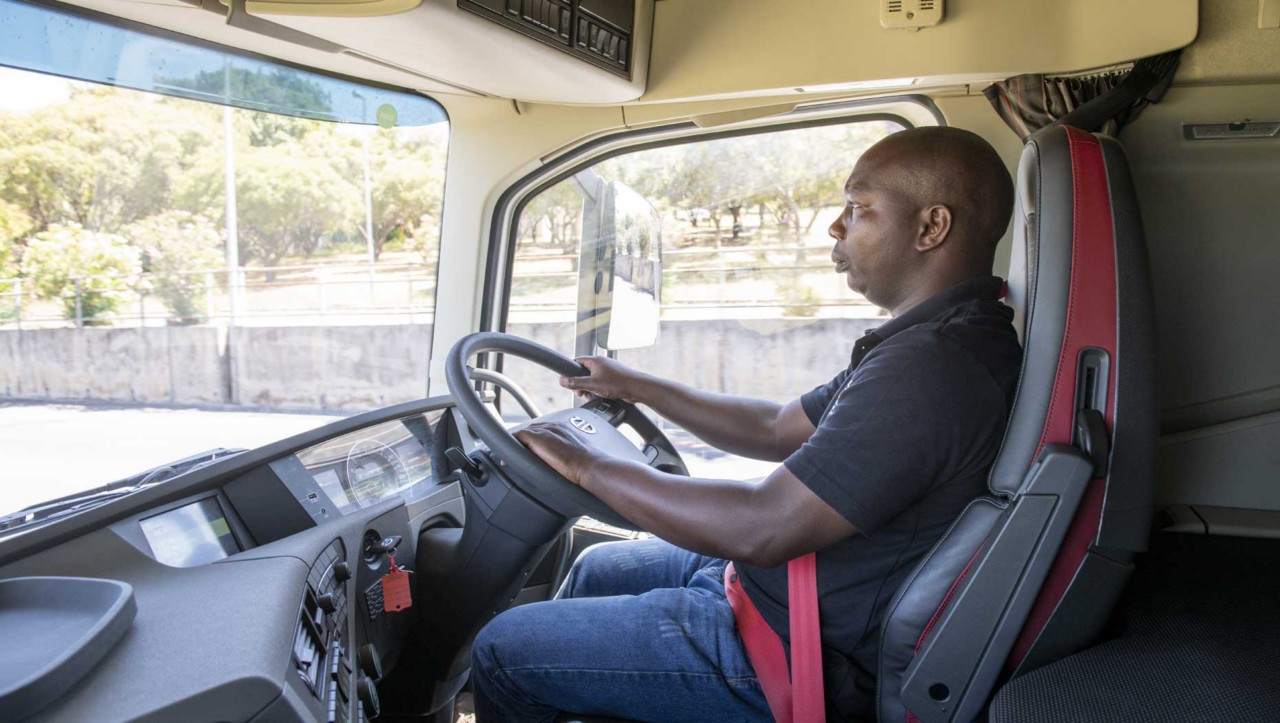 Kudzai Mwoyondewenyu, conducteur ATS dans la cabine du véhicule